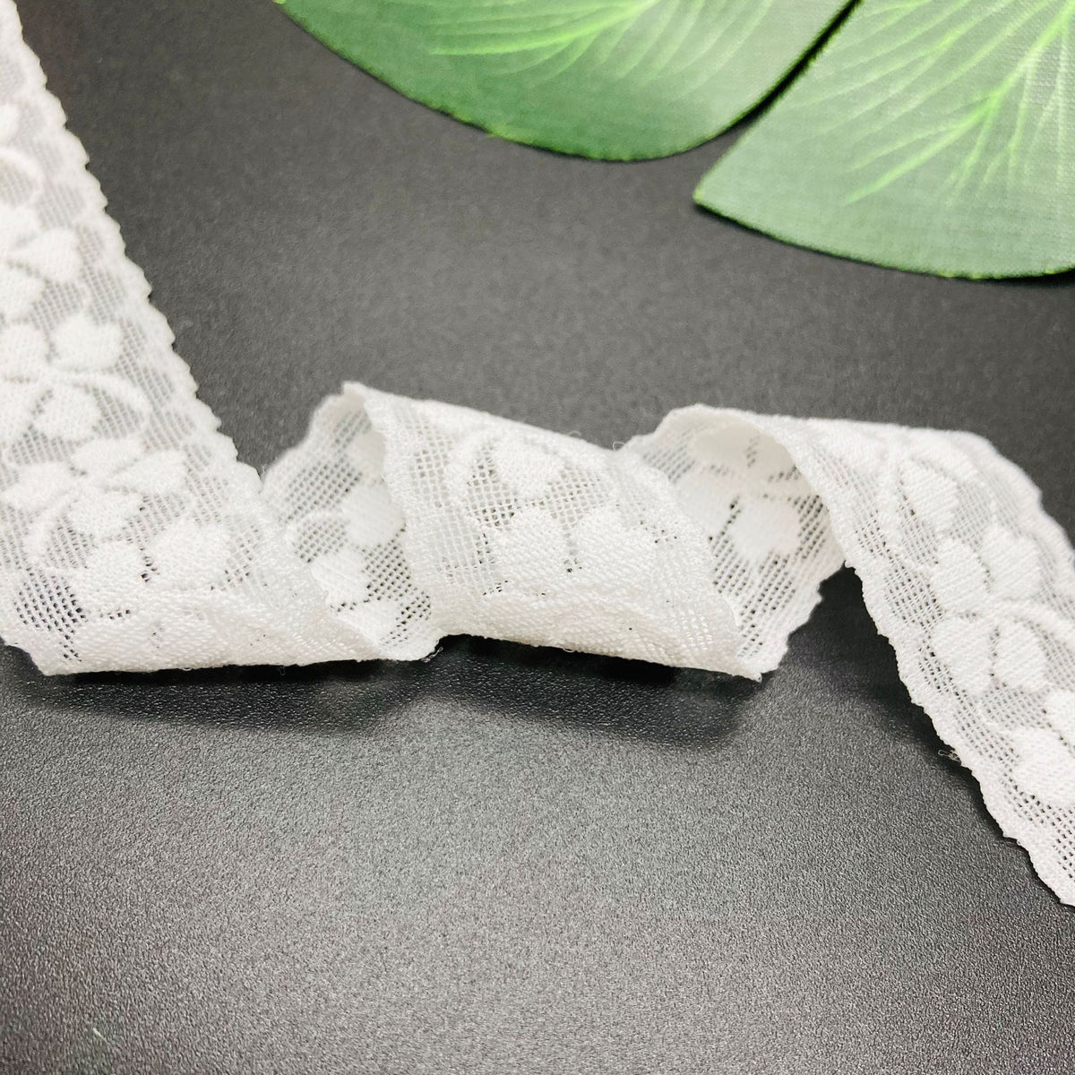 Four-Petal Floral Double-Scallop Lace Trim 2.2 cm — fabric photo 4