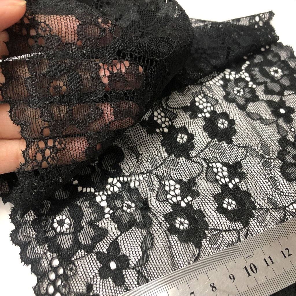 Small Floral Lace Trim 21 cm — fabric photo 2