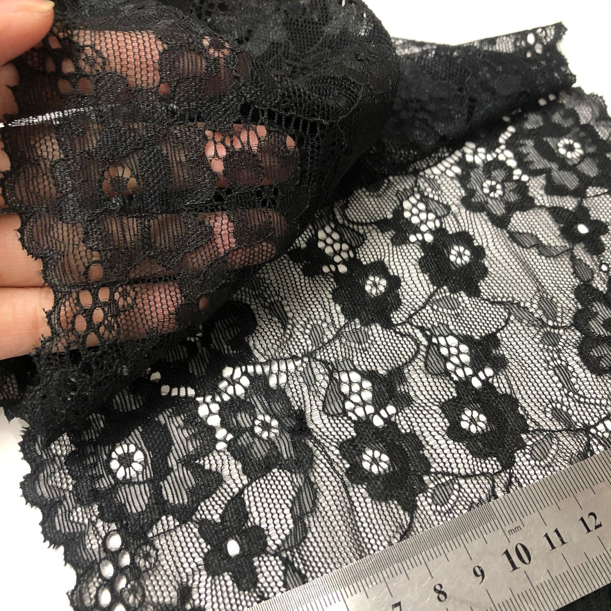 Small Floral Lace Trim 21 cm — fabric photo 2