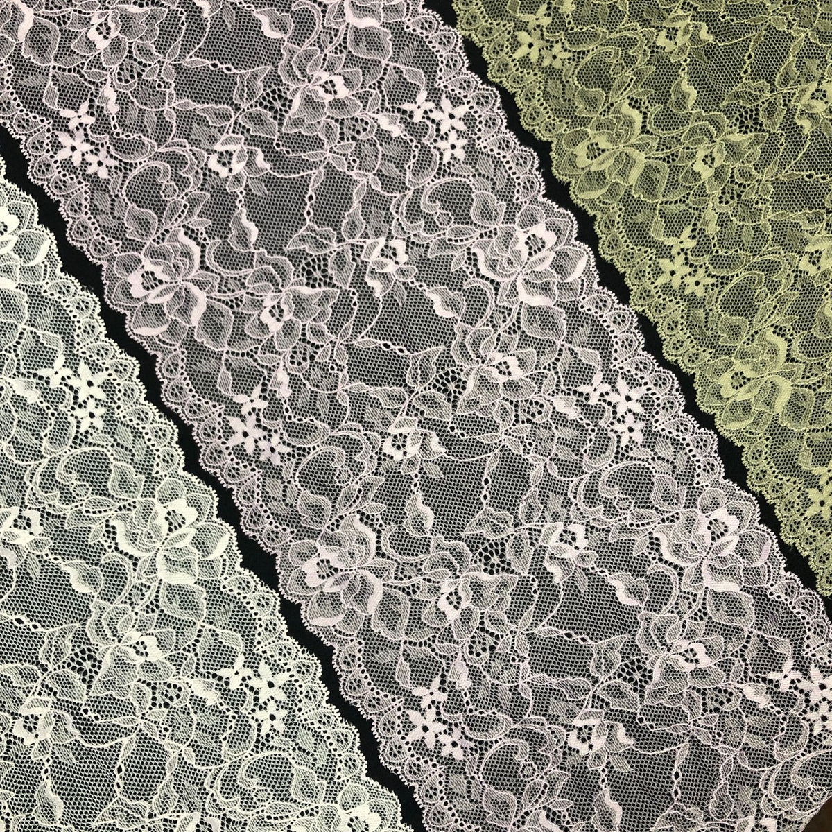 Small Floral Stretch Lace Trim 18 cm — fabric photo 2