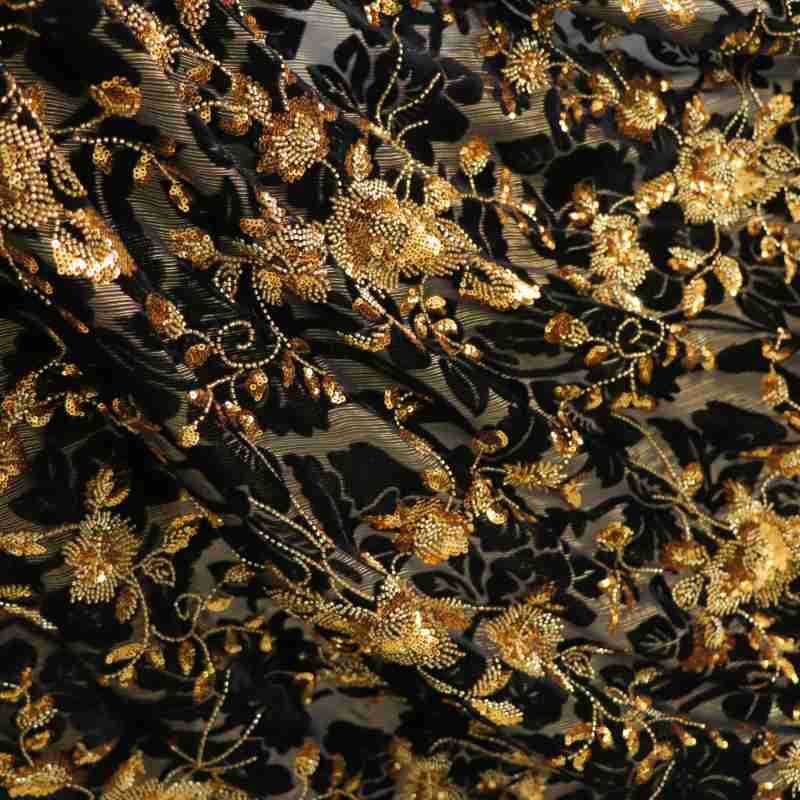 Bordado de lentejuelas con cuentas 3D doradas: un lujo para vestidos de novia.