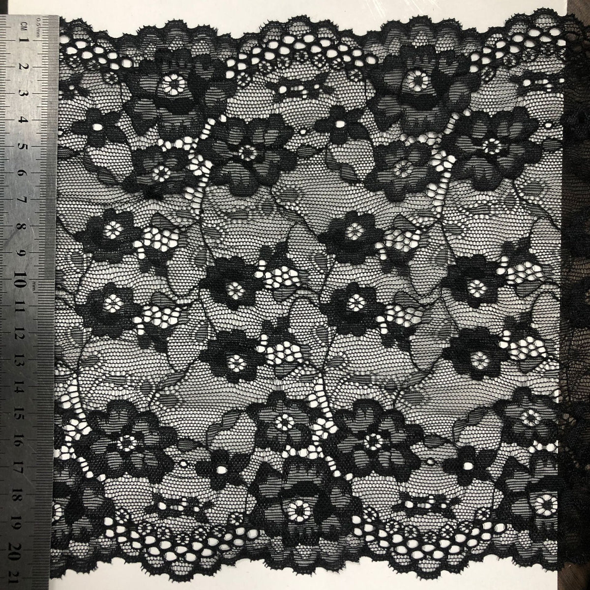 Small Floral Lace Trim 21 cm — fabric photo 3