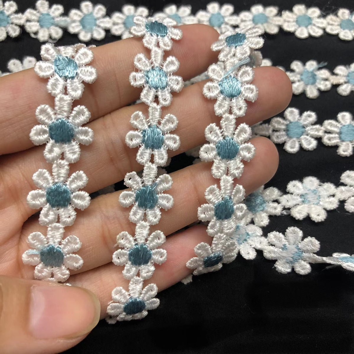 Small Floral Two-Tone Lace Trim 1.9 cm