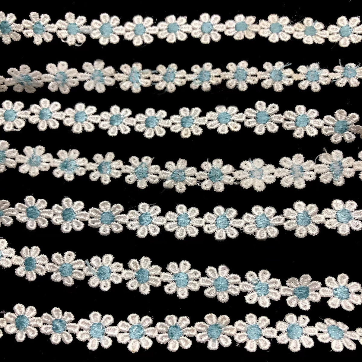 Small Floral Two-Tone Lace Trim 1.9 cm — fabric photo 3