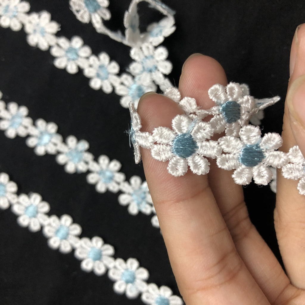 Small Floral Two-Tone Lace Trim 1.9 cm — fabric photo 2