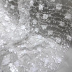 قماش شبكي أنيق باللون الأبيض بتصميم زهور ثلاثية الأبعاد يتميز بالترتر المزين بالخرز والتطريز لفساتين الزفاف الراقية والملابس الرسمية