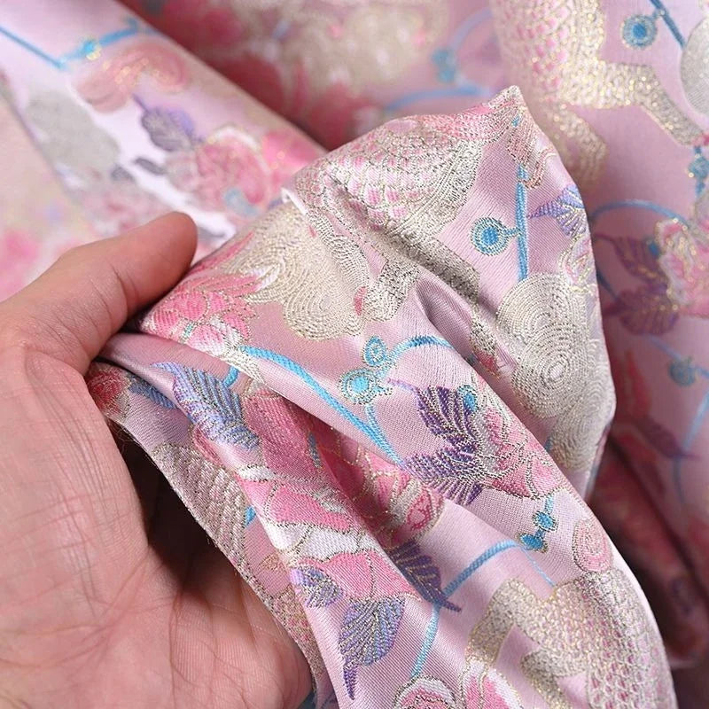 Tejido jacquard de satén ligero de doble cara con flores para prendas creativas de estilo retro y prendas de lujo.