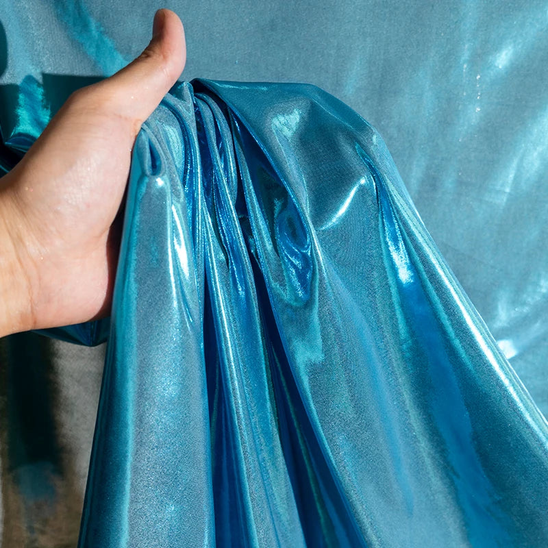 قماش معدني سائل مع نسيج لامع لامع مرن محبوك فضي عاكس تنورة حمالة فستان مصمم من القماش