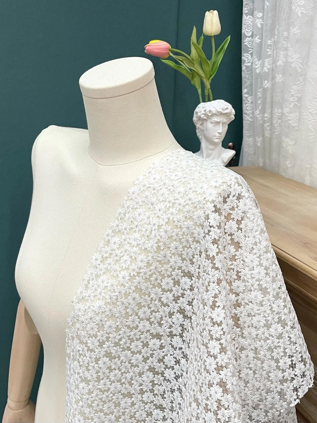 Tela de malla de encaje semitransparente con bordado de rosas blancas y exquisitas estrellas para vestido y falda abullonada