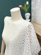 Tela de malla de encaje semitransparente con bordado de rosas blancas y exquisitas estrellas para vestido y falda abullonada