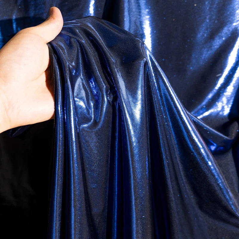قماش معدني سائل مع نسيج لامع لامع مرن محبوك فضي عاكس تنورة حمالة فستان مصمم من القماش