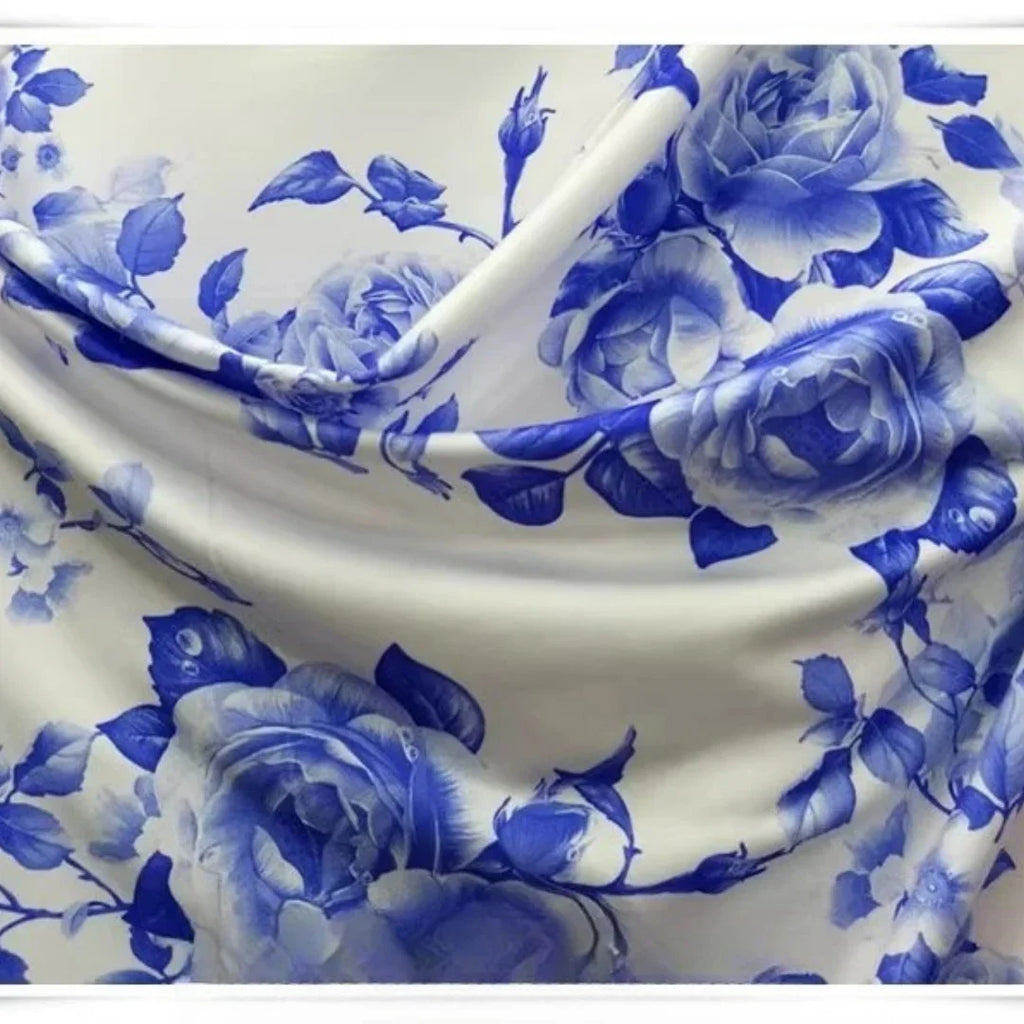 Tela de seda bordada con rosas azules - Porcelain para vestidos de noche y chales