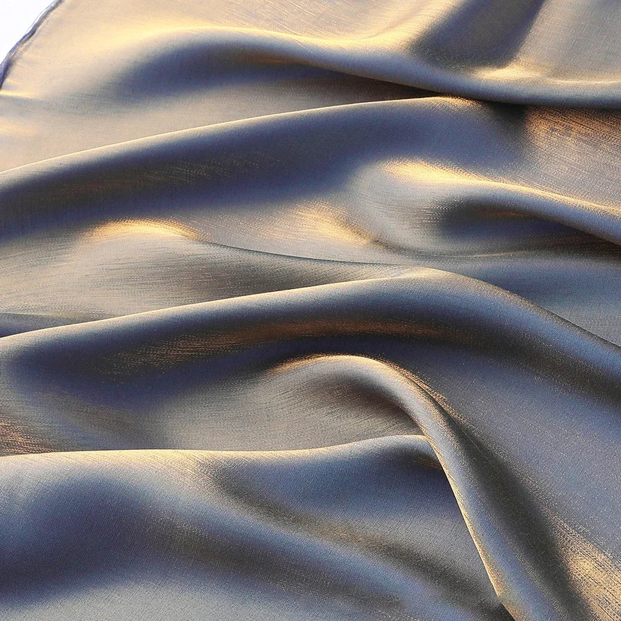 قماش حرير ساتان سائل نابض بالحياة - خامة لامعة لفساتين السهرة