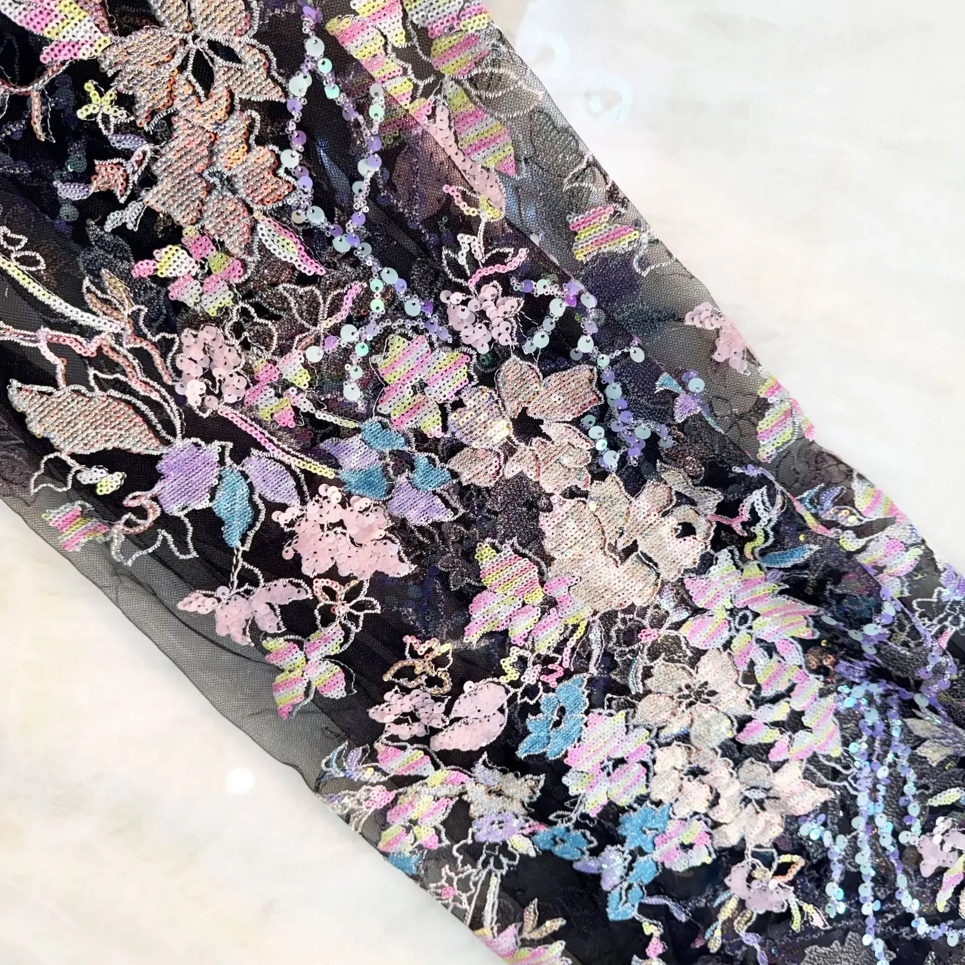 Tela de bordado de cuentas ultra densa y brillante, con un brillo intenso y un fuerte impacto visual, para vestido de alta gama con tela de encaje de malla de 1 yarda.