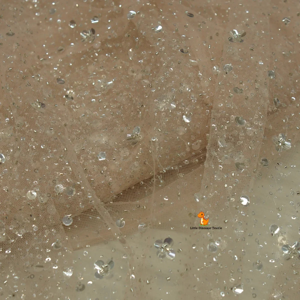 Característica: Malla de oro en aerosol irregular y única, utilizada para artesanías, vestidos de novia de diseñador, vestidos de noche, pañuelos para la cabeza, novias.