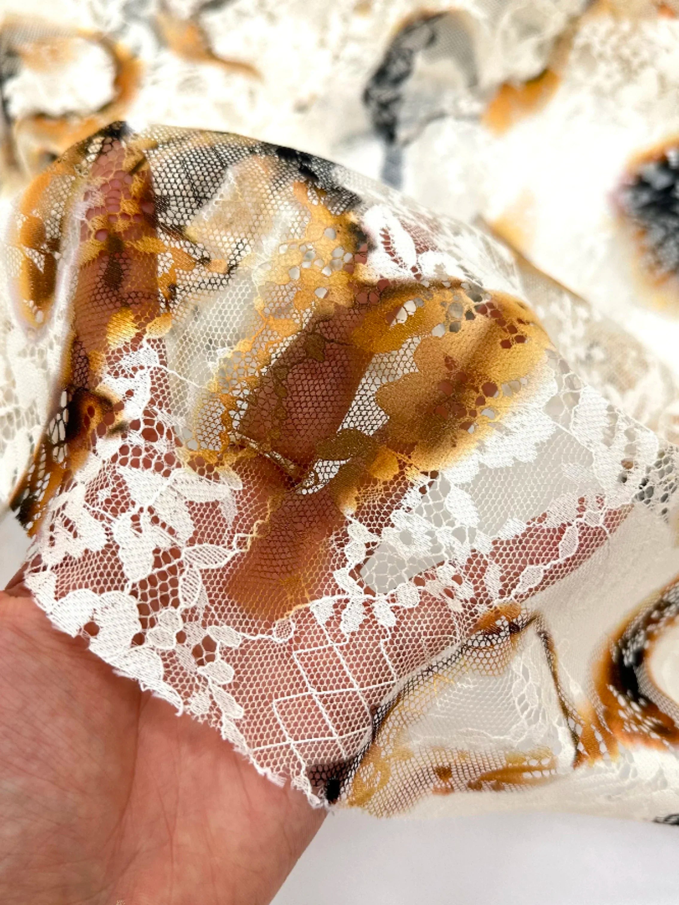 Tela suave y ligeramente elástica con encaje teñido a la llama blanca, ideal para vestidos camisola de moda, diseño de cheongsam, tela de diseñador DIY.