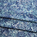 قميص فستان أنيق مصنوع يدويًا من قماش شيفون مطبوع عليه زهور تجريدية باللون الأزرق والأخضر ولؤلؤي وشفاف قليلاً بنمط صغير