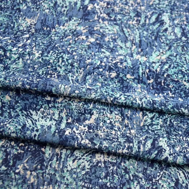 قميص فستان أنيق مصنوع يدويًا من قماش شيفون مطبوع عليه زهور تجريدية باللون الأزرق والأخضر ولؤلؤي وشفاف قليلاً بنمط صغير