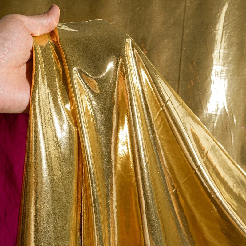 قماش معدني سائل مع نسيج لامع لامع مرن محبوك فضي عاكس تنورة حمالة فستان مصمم من القماش