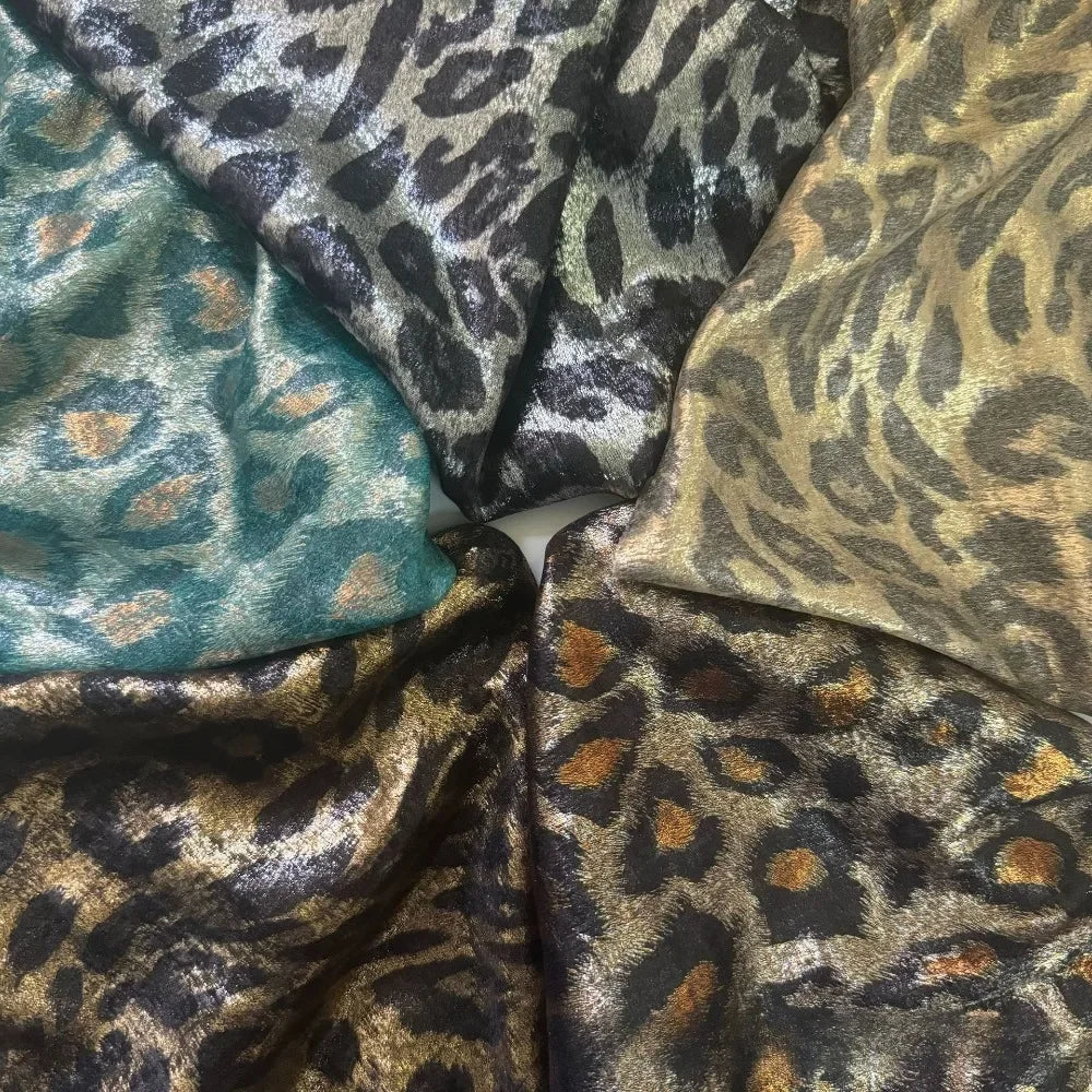 فستان لامع من جلد الفهد باللونين الذهبي والفضي، ملابس أداء أنيقة، أقمشة مصممة، أقمشة لمشهد الزفاف