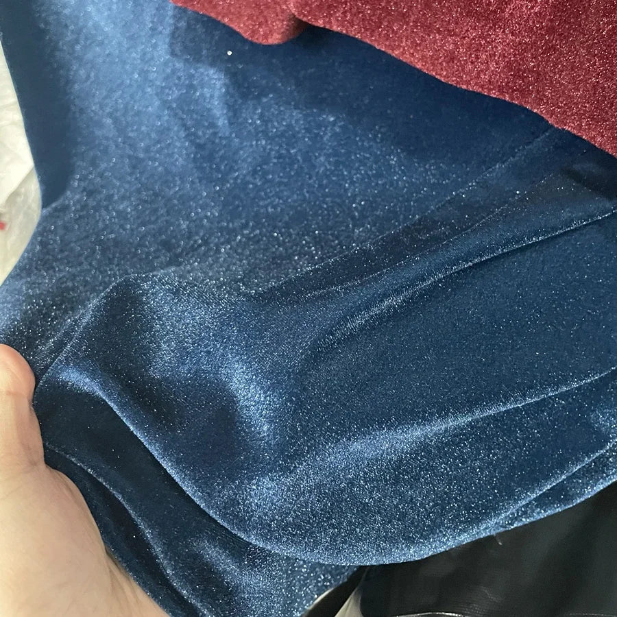 قماش مخملي وردي فاتح داكن بلمسة نهائية ناعمة لامعة، فستان زفاف أنيق، تنجيد فاخر، مادة خياطة حرفية، ملابس