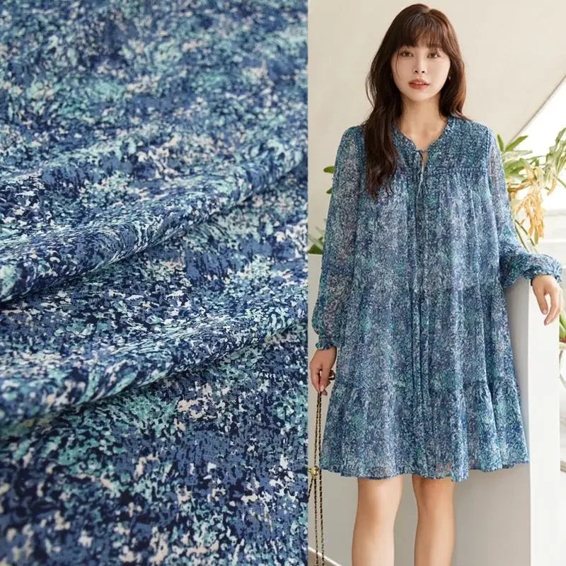 قميص فستان أنيق مصنوع يدويًا من قماش شيفون مطبوع عليه زهور تجريدية باللون الأزرق والأخضر ولؤلؤي وشفاف قليلاً بنمط صغير