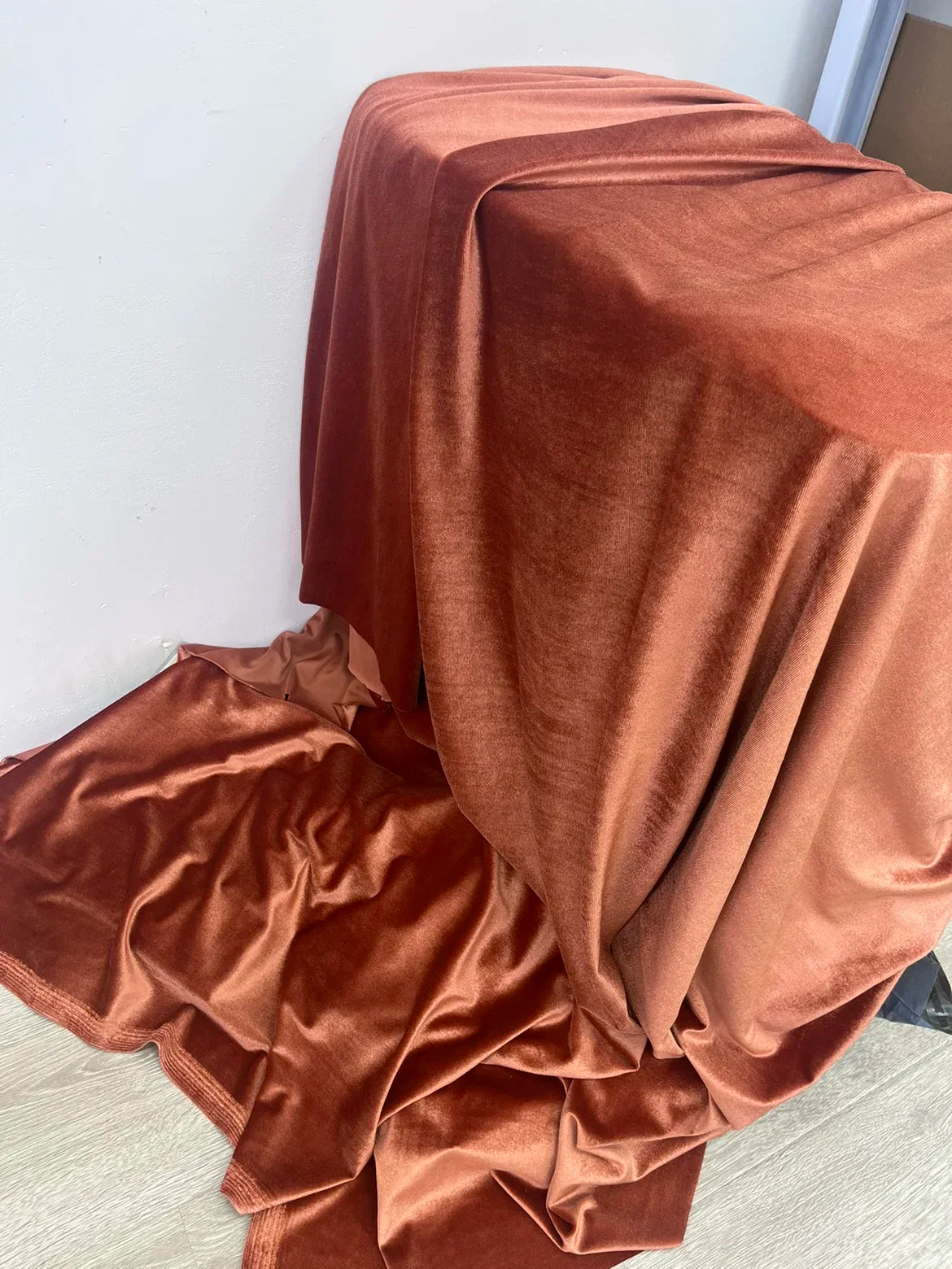 قماش مخملي وردي فاتح داكن بلمسة نهائية ناعمة لامعة، فستان زفاف أنيق، تنجيد فاخر، مادة خياطة حرفية، ملابس