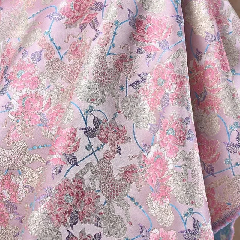 Tejido jacquard de satén ligero de doble cara con flores para prendas creativas de estilo retro y prendas de lujo.