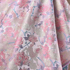 Tejido jacquard de satén ligero con flores de doble cara para prendas creativas de estilo retro y prendas de lujo.