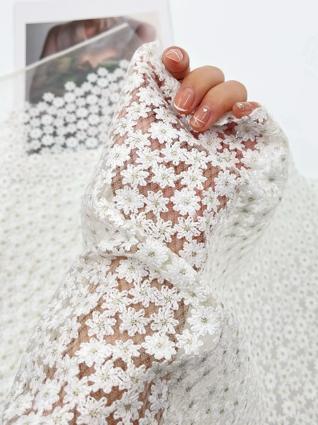 Tela de malla de encaje semitransparente con bordado de rosas blancas y exquisitas estrellas para vestido y falda abullonada