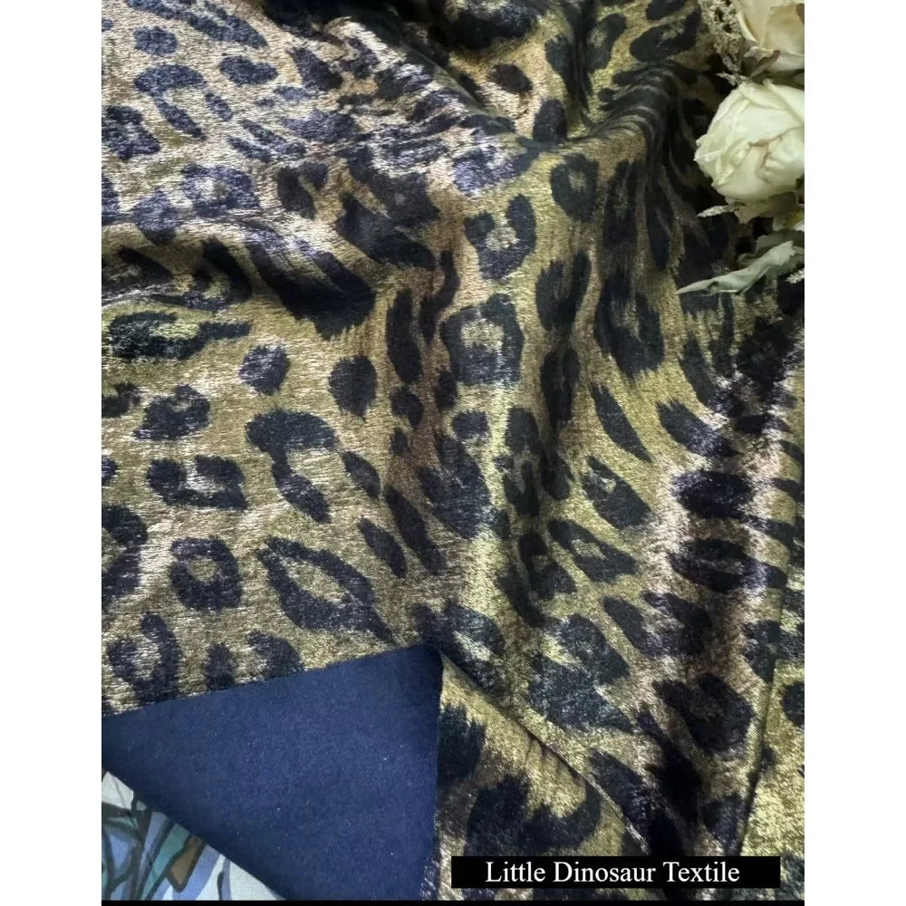 فستان لامع من جلد الفهد باللونين الذهبي والفضي، ملابس أداء أنيقة، أقمشة مصممة، أقمشة لمشهد الزفاف