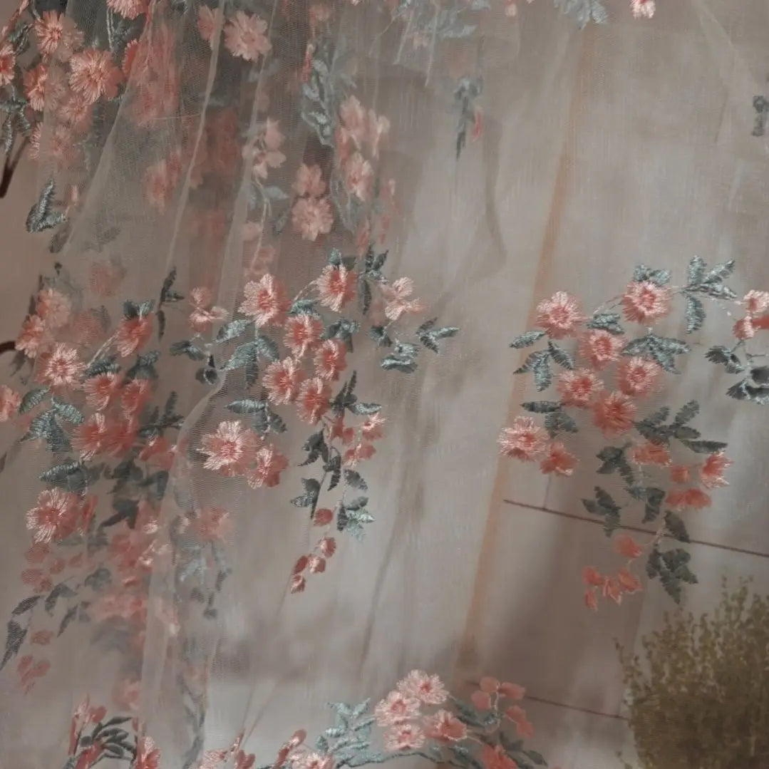 قماش شبكي مطرز بالورود مناسب لفساتين الزفاف والفساتين الرسمية وتصاميم الأزياء