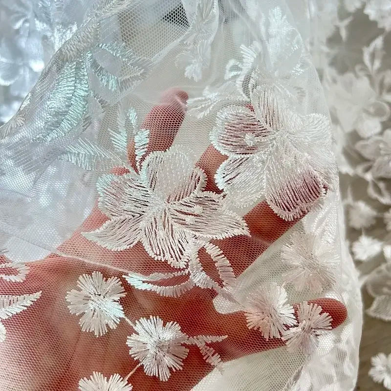 Tela de encaje bordado de seda brillante de alta calidad para vestidos étnicos, vestidos de novia y proyectos de costura artesanales.