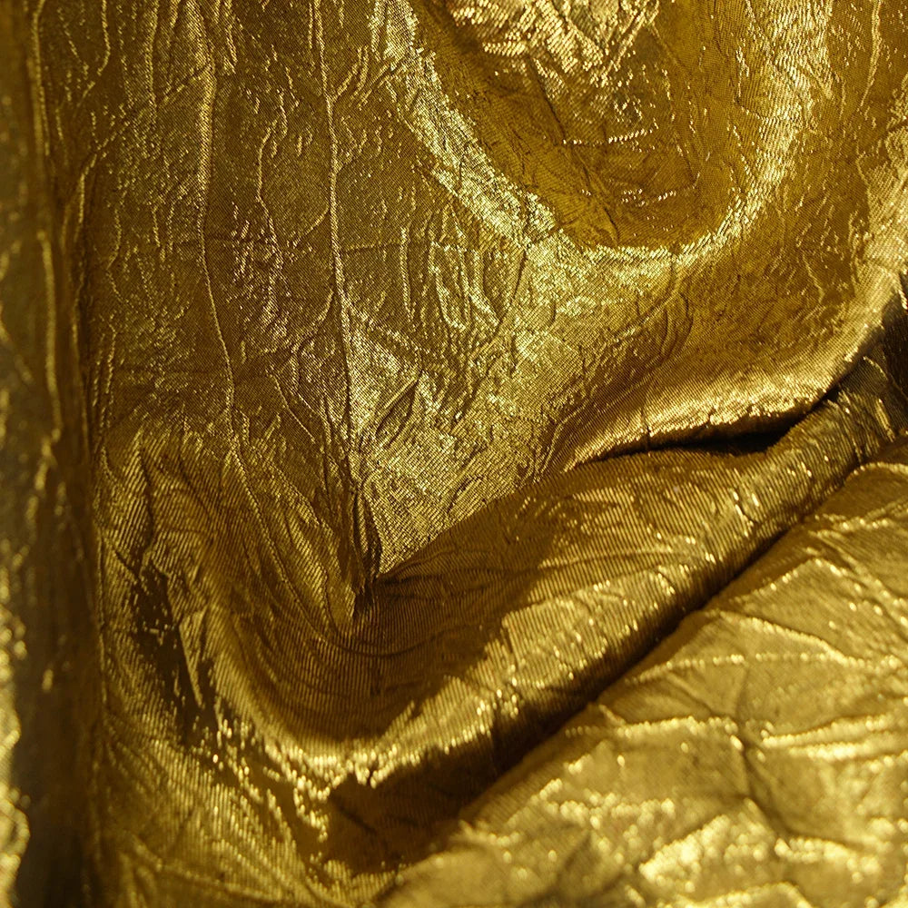 Magnífico vestido de tela plisada con relieve y purpurina dorada, tela de fondo decorativa, materiales de bricolaje hechos a mano, tela de diseñador