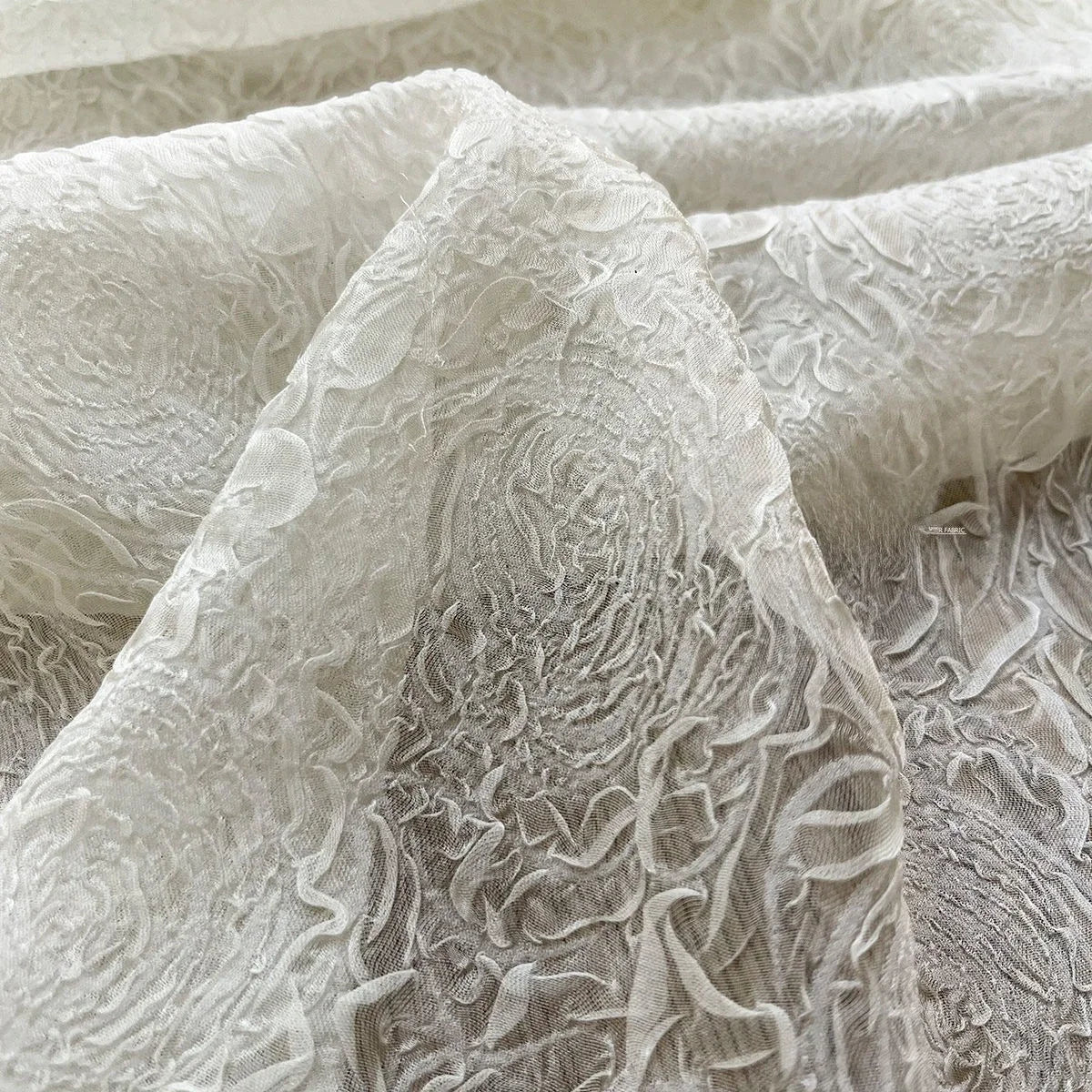 Tela de malla de encaje de gasa crepé con relieve de rosas blancas en 3D para vestido de novia, vestido formal, material de tul de red texturizado transparente.