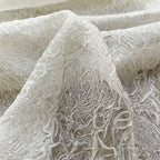 Tela de malla de encaje de gasa crepé con relieve de rosas blancas en 3D para vestido de novia, vestido formal, material de tul de red texturizado transparente.