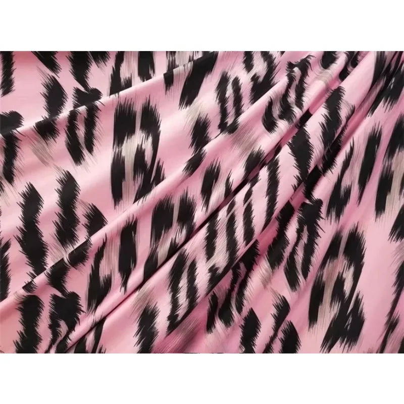 قماش حرير الحليب بطبعة جلد النمر الوردي الكبير مرن على جميع الجوانب، ناعم للغاية وغير شفاف، قماش مطبوع عليه فستان وتنورة طويلة وقبعة ووشاح وقميص