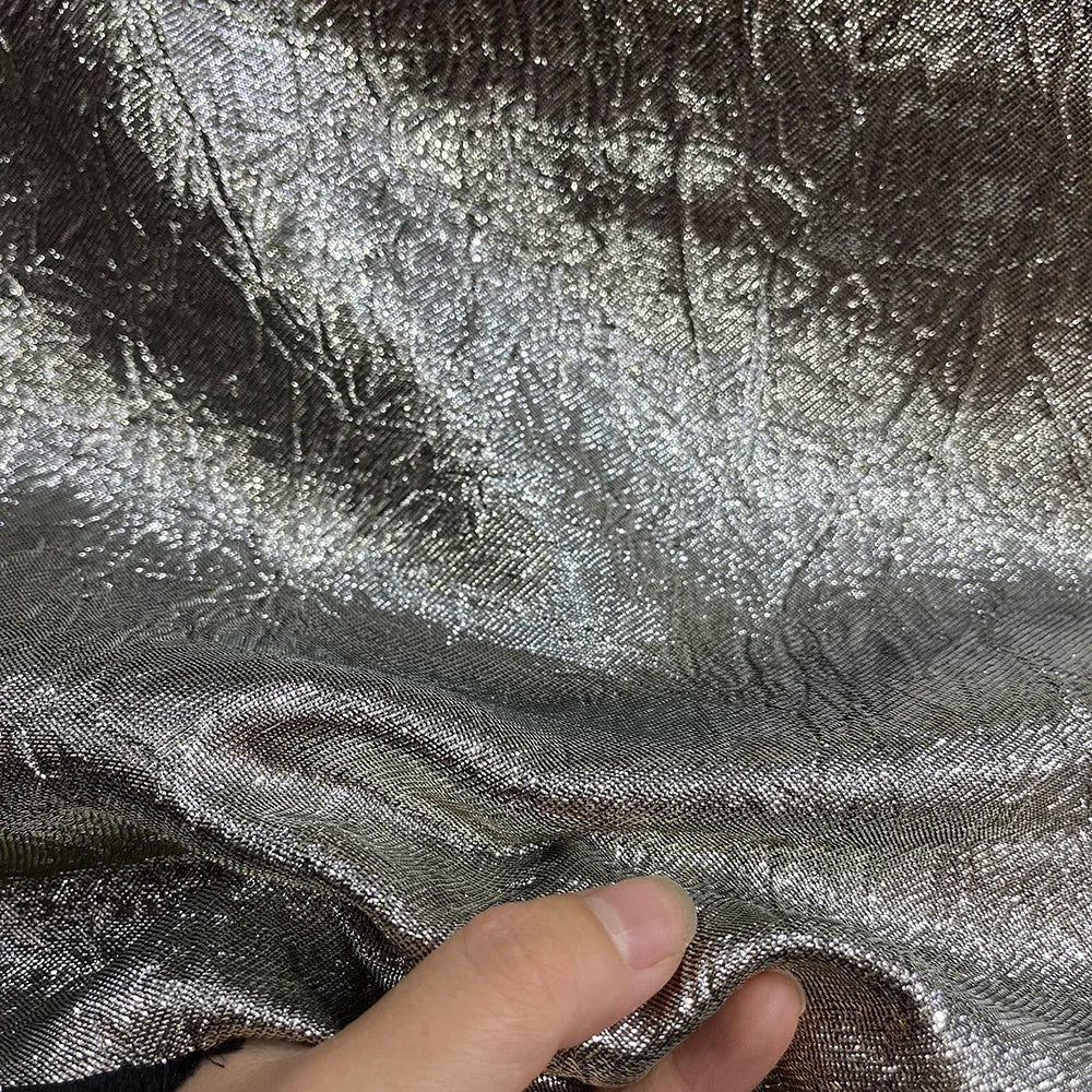 Magnífico vestido de tela plisada con relieve y purpurina dorada, tela de fondo decorativa, materiales de bricolaje hechos a mano, tela de diseñador