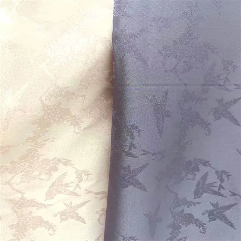 La nueva tela jacquard con estampado floral suave y brillante se puede usar para vestidos de novia, vestidos formales y ropa de bricolaje hecha a mano.