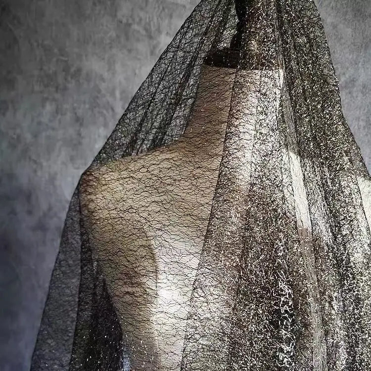 قماش شبكي من الدانتيل الذهبي والفضي غير المنتظم خفيف الوزن وناعم مناسب للفساتين الرسمية وفساتين الزفاف وأغطية الرأس