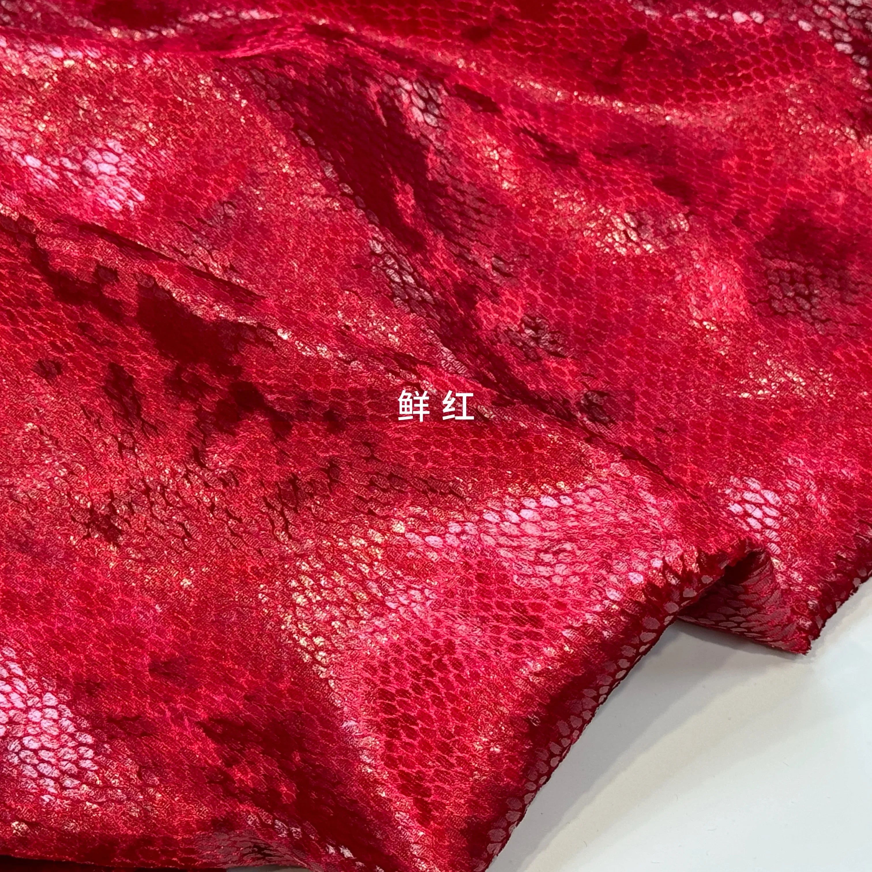 قماش مخملي لامع بنقشة جلد الثعبان - مادة مطاطية للفساتين بطول 140 سم