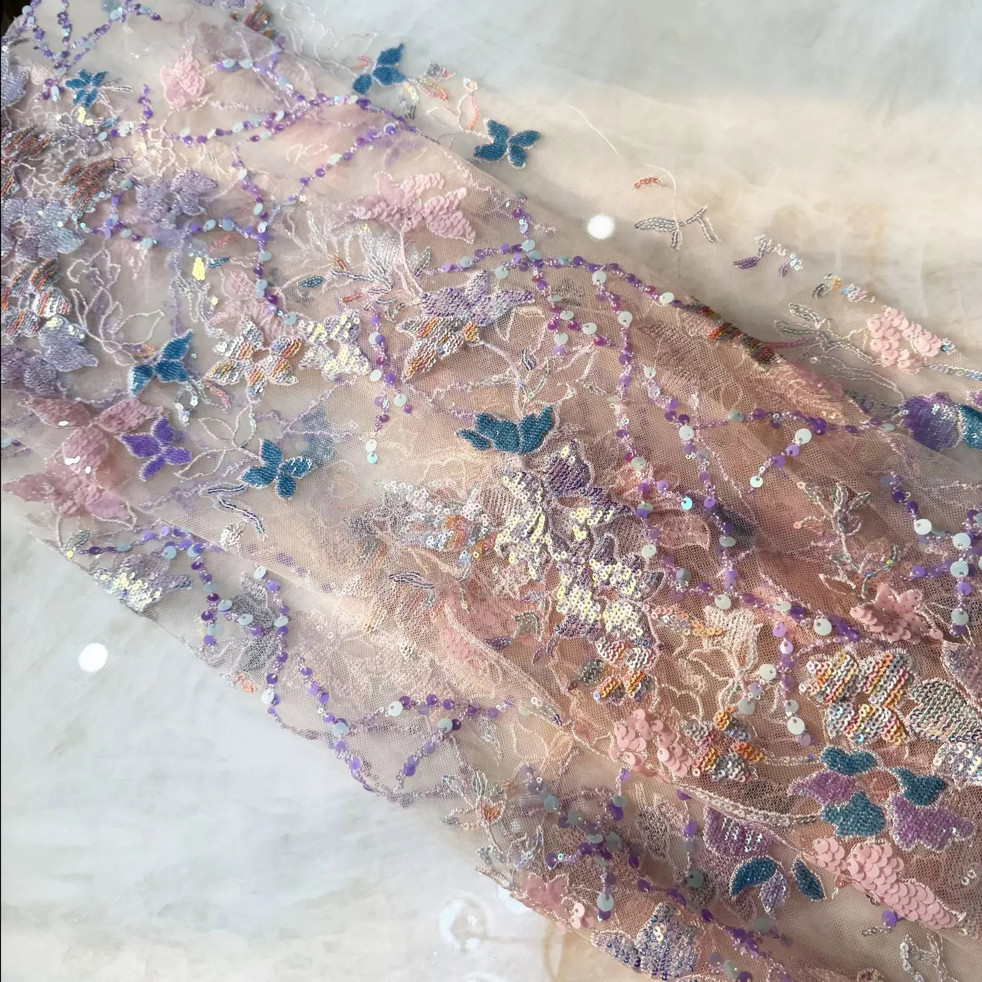 Tela de bordado de cuentas ultra densa y brillante, con un brillo intenso y un fuerte impacto visual, para vestido de alta gama con tela de encaje de malla de 1 yarda.