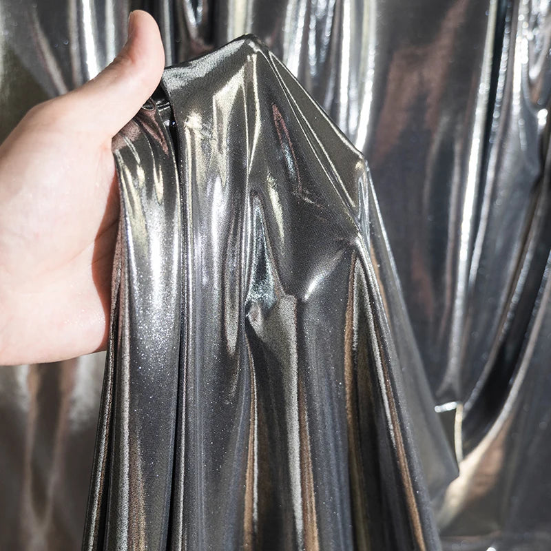 قماش معدني سائل مع نسيج لامع لامع مرن محبوك فضي عاكس تنورة حمالة فستان مصمم من القماش