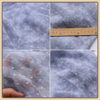 Tela de gasa jacquard con estampado de margaritas en gris claro y lunares afelpados, material floral tridimensional de verano para vestidos y blusas.