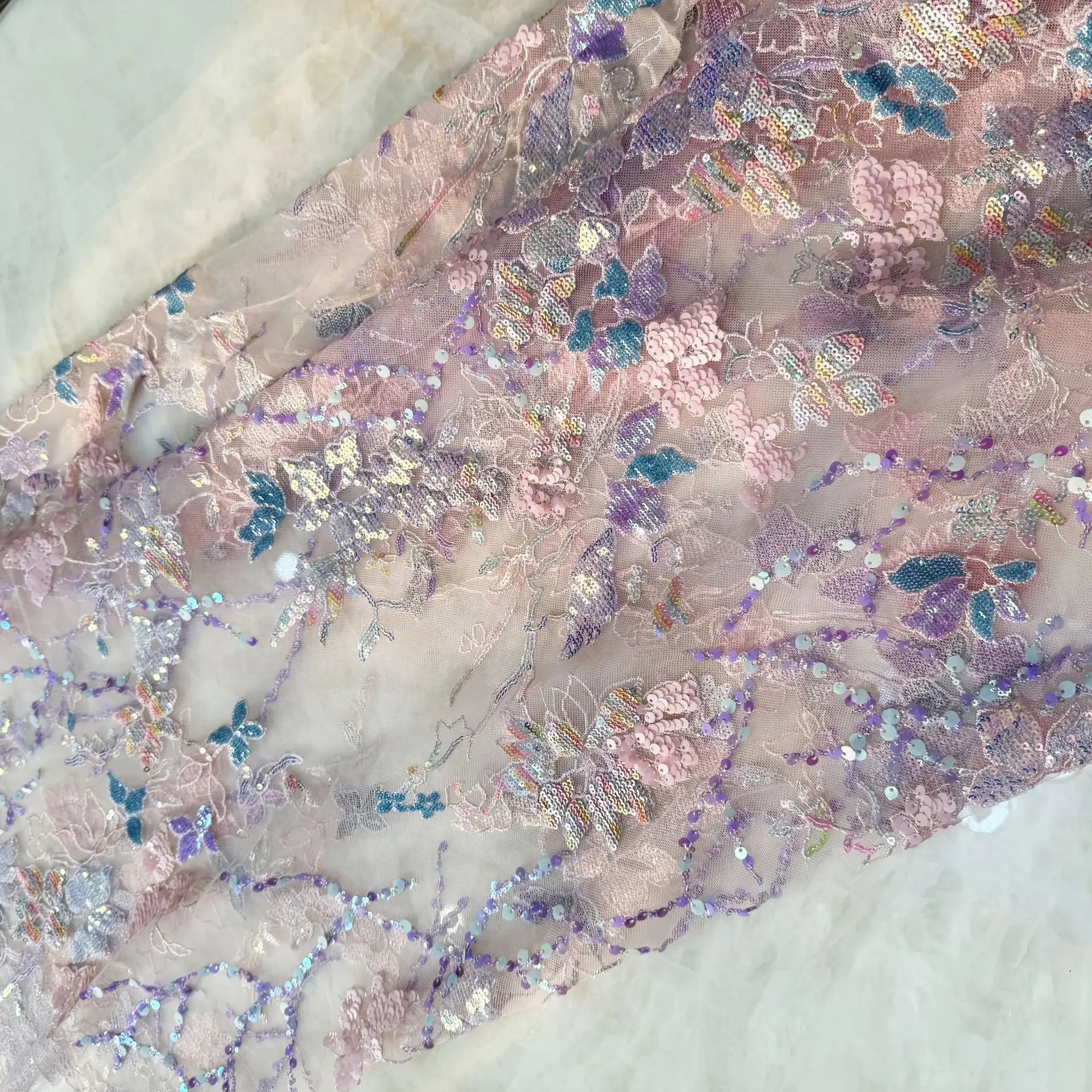 Tela de bordado de cuentas ultra densa y brillante, con un brillo intenso y un fuerte impacto visual, para vestido de alta gama con tela de encaje de malla de 1 yarda.