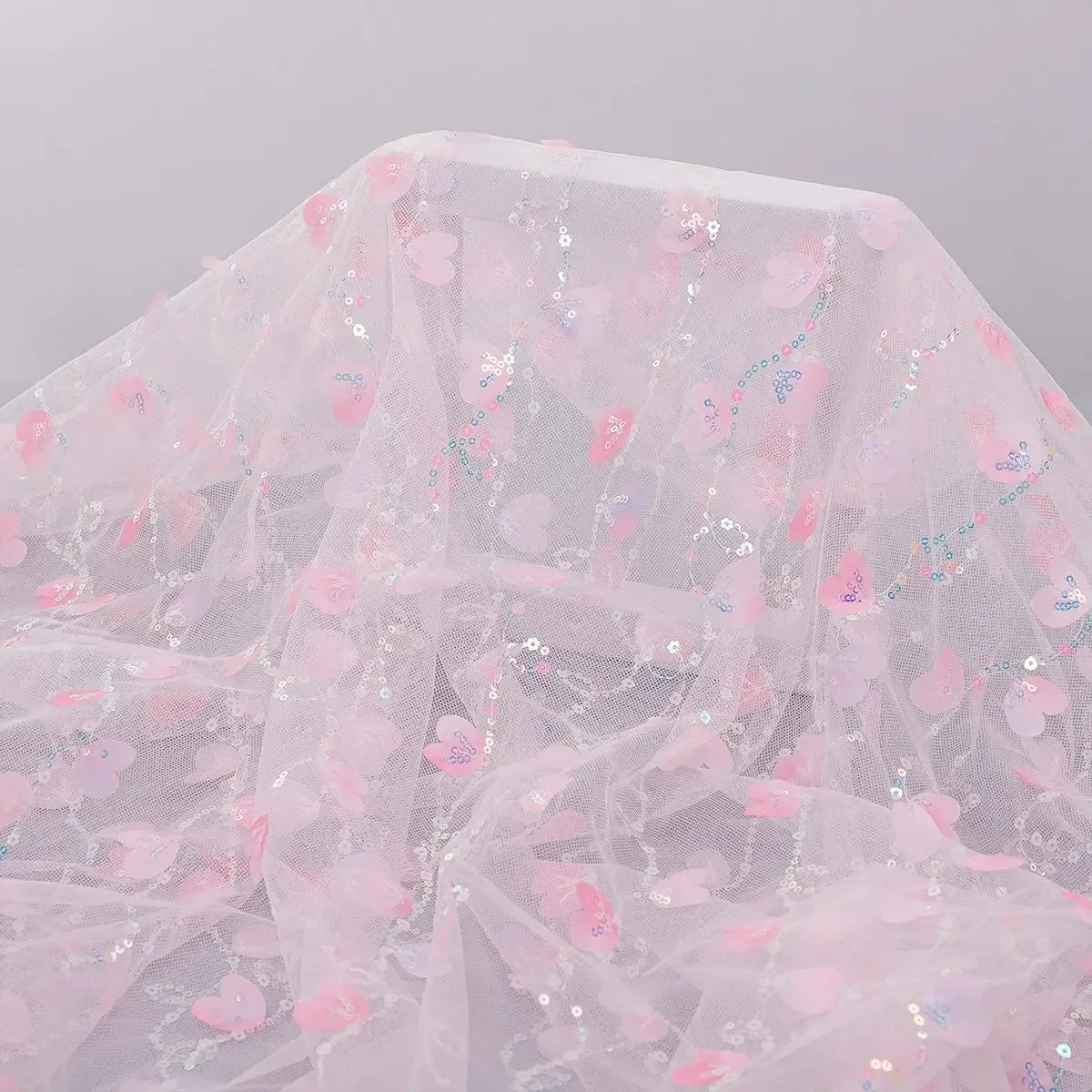 Tela de malla bordada colorida en forma de corazón 3D con lentejuelas a rayas para confección de vestidos y vestuario de espectáculos.