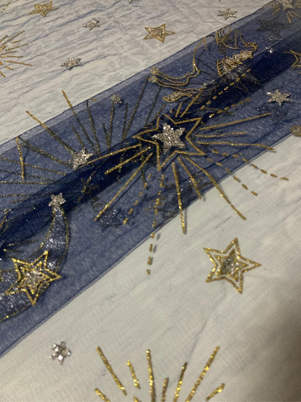 قماش شبكي خيالي مطبوع عليه شعار ذهبي لامع ورش نجوم وقمر وخياطة فستان زفاف ملابس صناعة يدوية