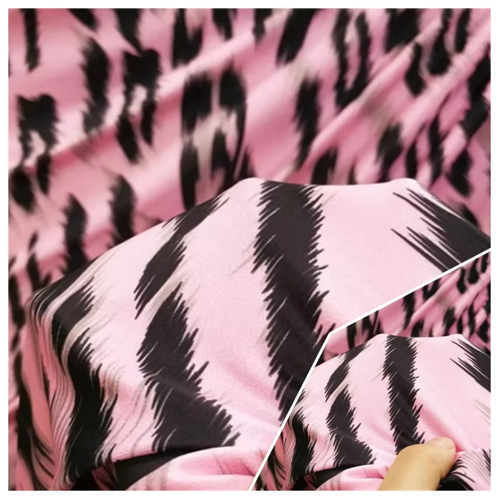 قماش حرير الحليب بطبعة جلد النمر الوردي الكبير مرن على جميع الجوانب، ناعم للغاية وغير شفاف، قماش مطبوع عليه فستان وتنورة طويلة وقبعة ووشاح وقميص