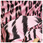 قماش حرير الحليب بطبعة جلد النمر الوردي الكبير مرن على جميع الجوانب، ناعم للغاية وغير شفاف، قماش مطبوع عليه فستان وتنورة طويلة وقبعة ووشاح وقميص