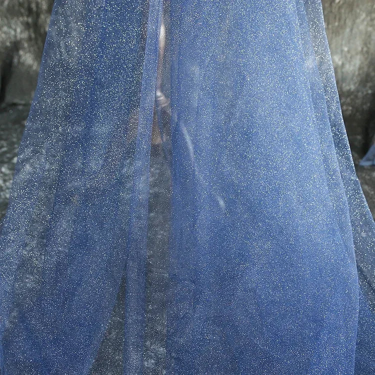 شمبانيا مرشوشة بمسحوق فضي ناعم لامع، خلفية تصوير فوتوغرافي يدوية الصنع، خيوط خياطة، غطاء رأس فستان سهرة، خيوط شبكية ناعمة